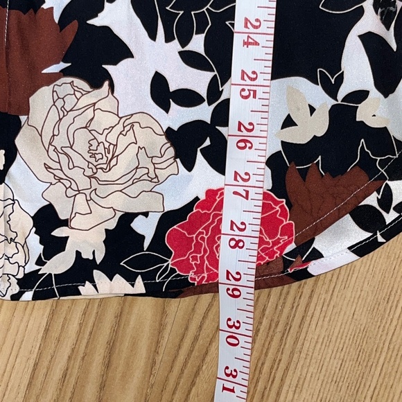 Equipment (S) 100% silk blouse, rose floral pattern. - Picture 10 of 14